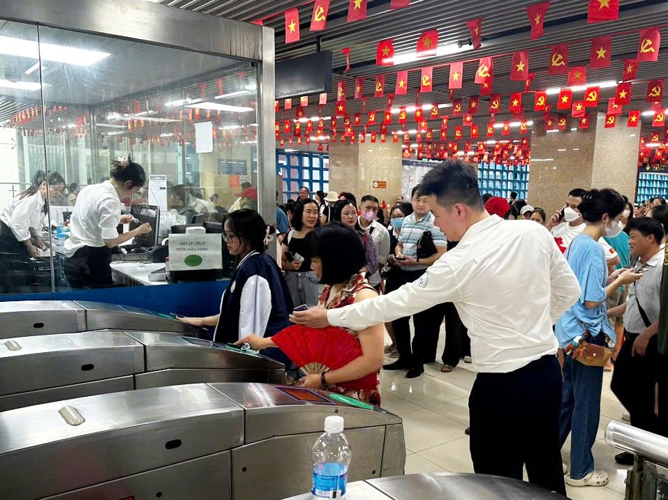 Cán bộ, nhân viên Hà Nội Metro dốc lực hỗ trợ người dân di chuyển bằng tàu trong ngày 21/8.