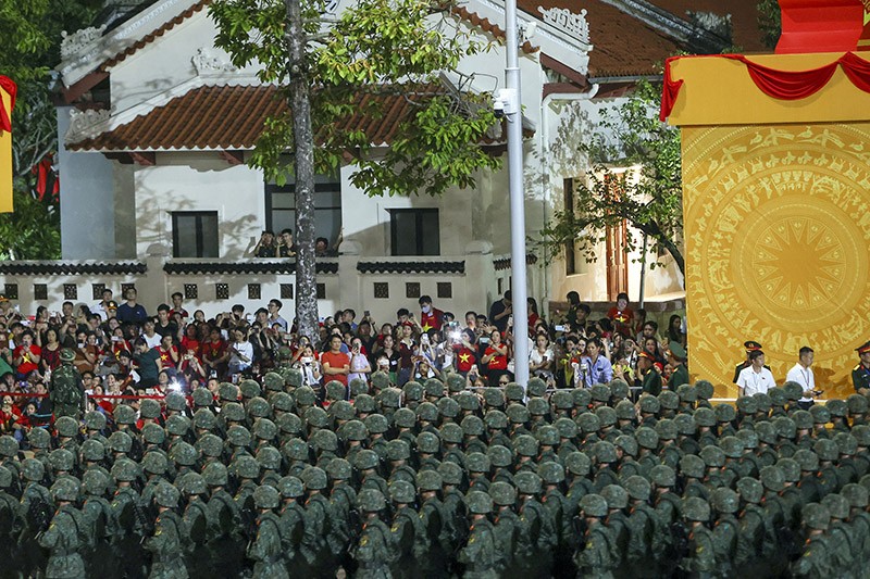 Các khối lần lượt tiến qua quảng trường dưới sự cổ vũ nhiệt tình của người dân