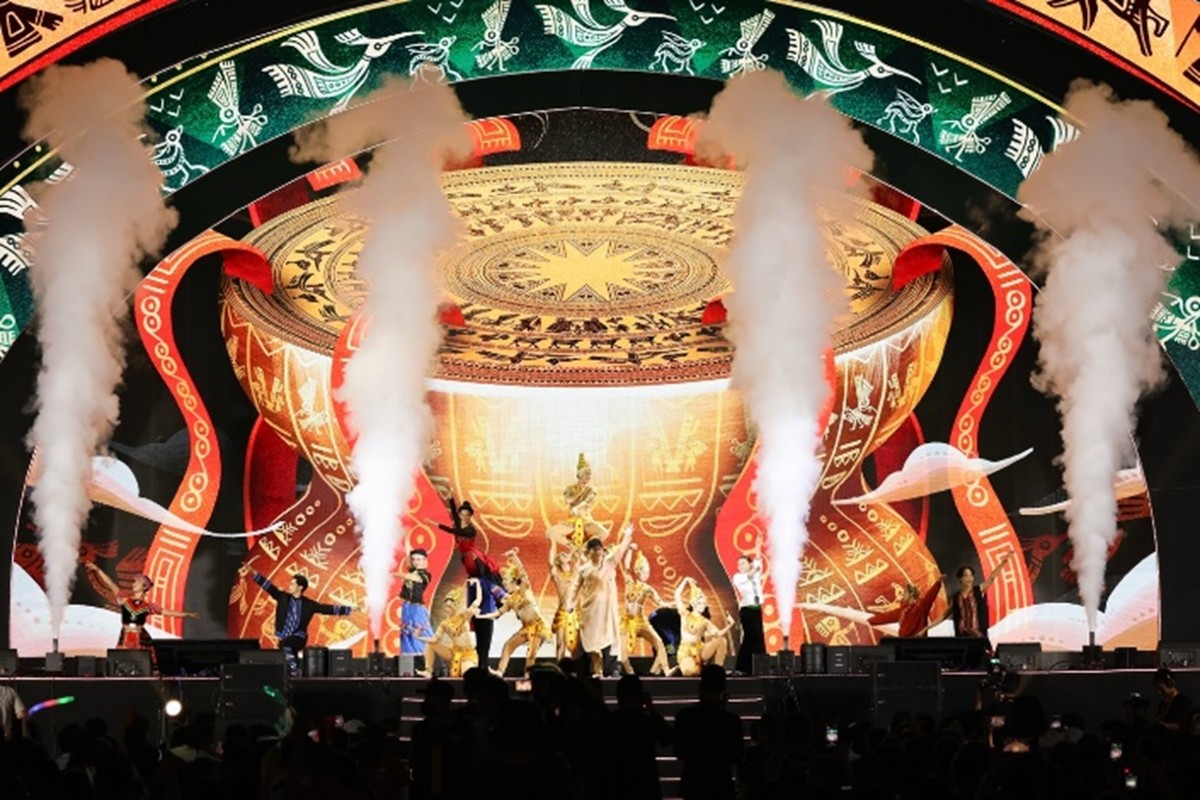 Các tiết mục biểu diễn được dàn dựng công phu, kết hợp hài hòa giữa chất liệu văn hóa truyền thống và giai điệu hiện đại.