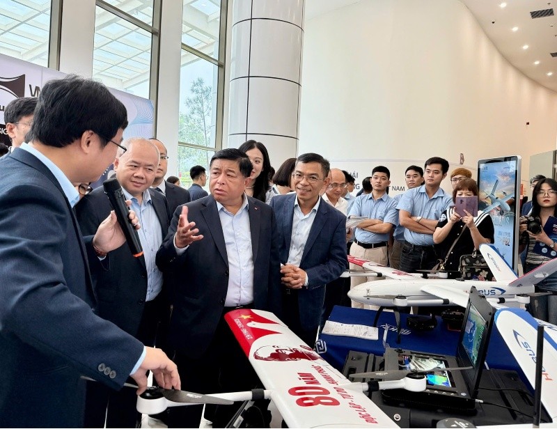 Phó thủ tướng Chính phủ Nguyễn Chí Dũng, Thứ trưởng Bộ Tài chính Nguyễn Thành Trung cùng lãnh đạo các đơn vị tham quan triển lãm bên lề sự kiện.