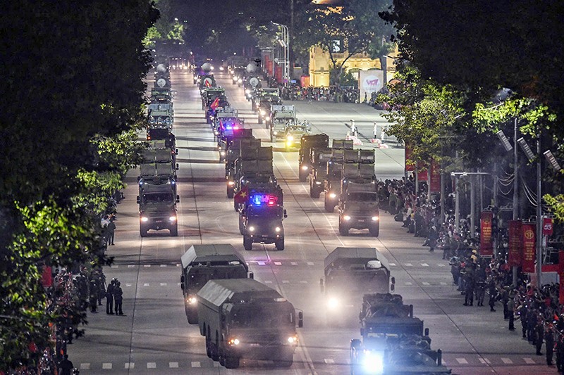 Sau khi đi qua lễ đài tại Quảng trường Ba Đình, các khối diễu binh, diễu hành chia thành nhiều hướng, đi qua các tuyến phố trung tâm TP. Hà Nội. Công an Hà Nội tổ chức phân luồng giao thông, hướng đi cho các phương tiện phục vụ chương trình tổng hợp luyện lần hai trên toàn địa bàn thành phố từ 12 giờ 30 phút ngày 24/8 đến 2 giờ ngày 25/8