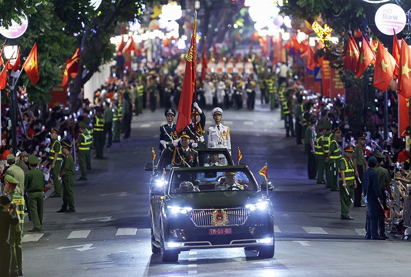 Tiếp sau là khối xe chỉ huy đi trong sự hò reo của người dân hai bên đường.