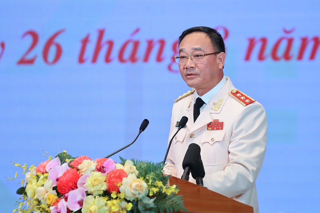 Thượng tướng Phạm Thế Tùng, Thứ trưởng Bộ Công an, phát biểu làm rõ một số kết quả nổi bật của lực lượng Công an nhân dân trong huy động nguồn lực hỗ trợ triển khai xóa nhà tạm, nhà dột nát trên phạm vi cả nước - Ảnh: VGP/Nhật Bắc