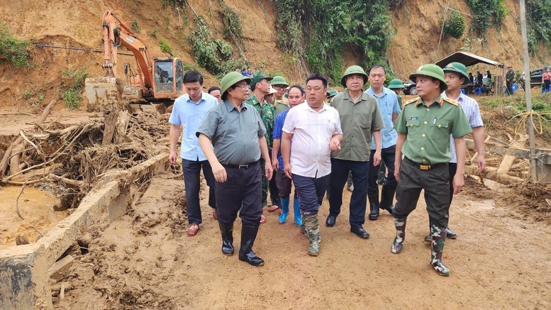 Thủ tướng thăm hỏi, động viên, tặng quà các gia đình bị thiệt hại do thiên tai, chia buồn cùng các gia đình có người thân bị thiệt mạng tại tỉnh Điện Biên. Ảnh: VGP