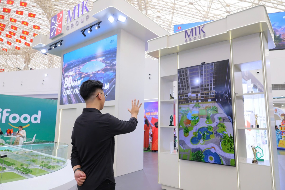 Khách tham quan lưu giữ khoảnh khắc check-in bằng ảnh QR tại không gian MIK Group