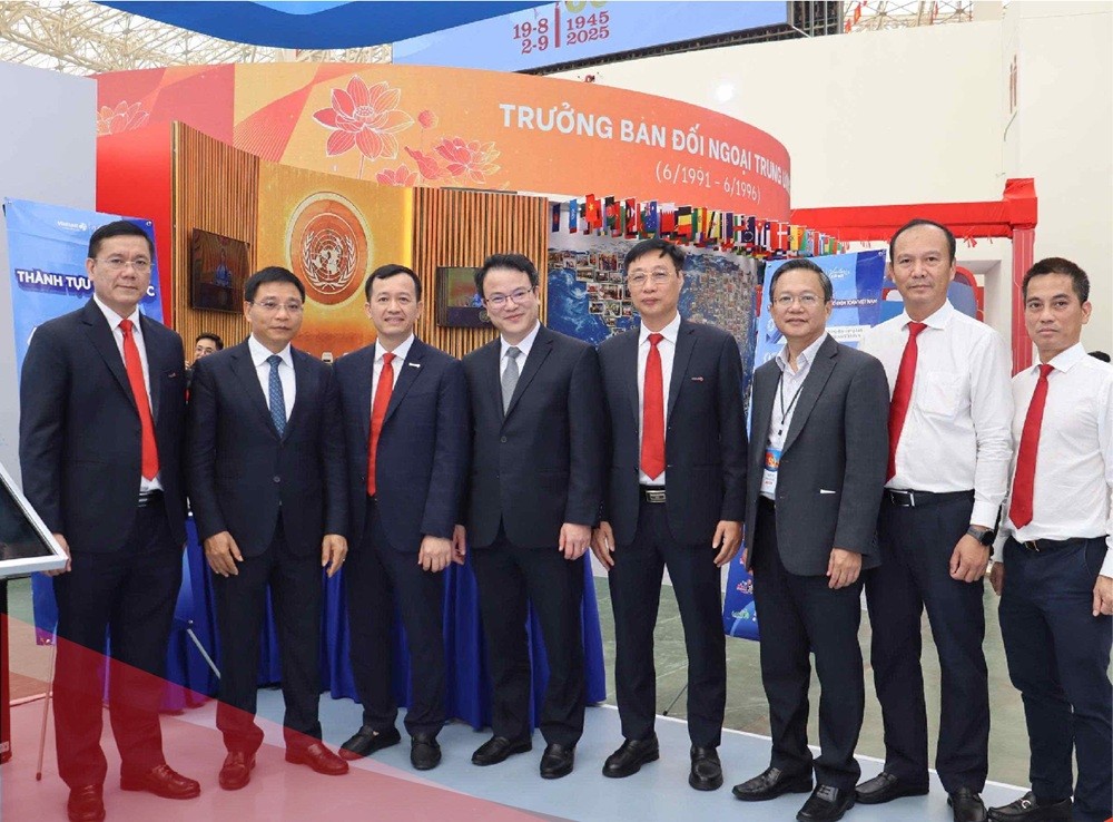 Lãnh đạo Bộ Tài chính thăm gian trưng bày của Công ty Xổ số điện toán Việt Nam (Vietlott).