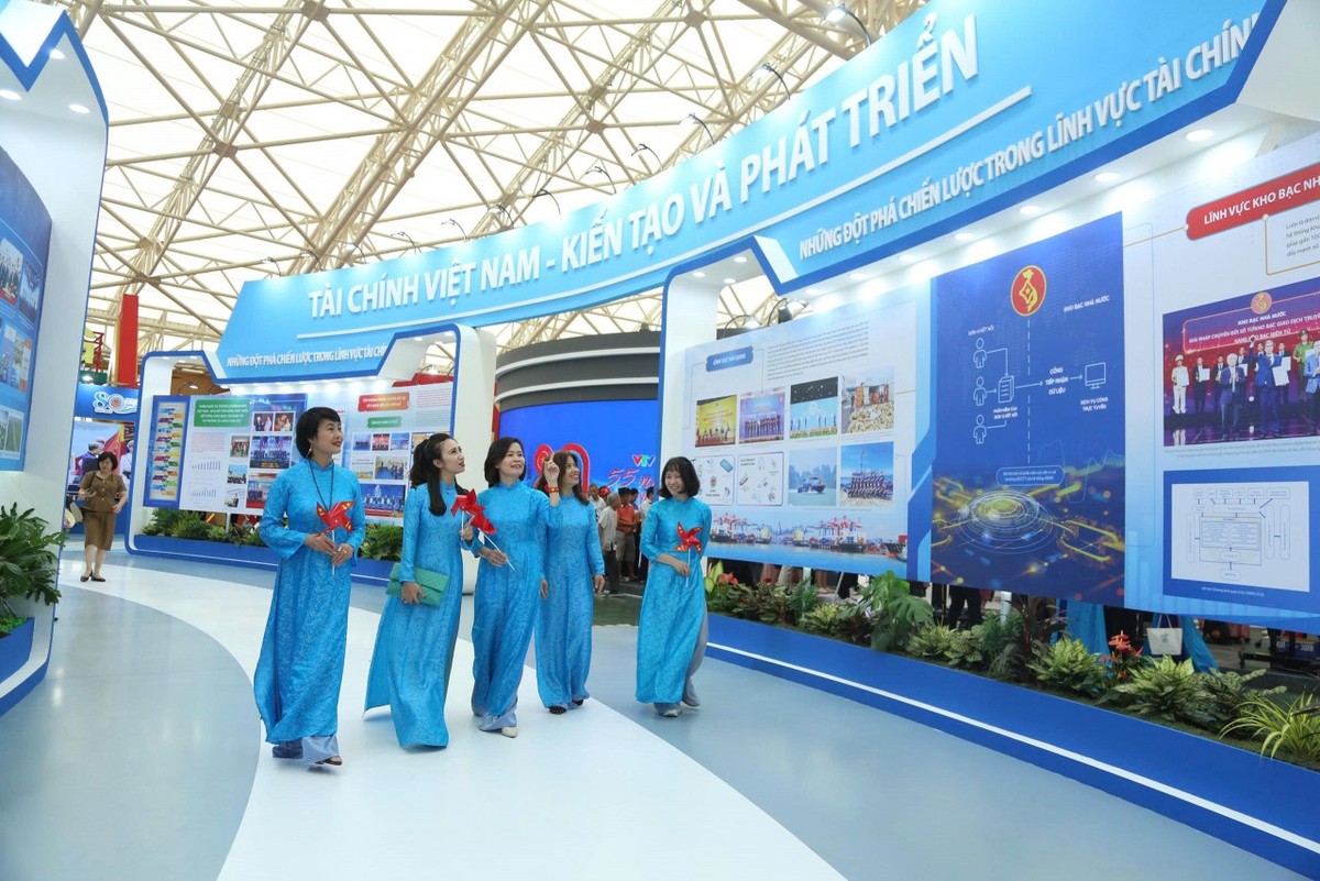 Cán bộ Bảo hiểm xã hội Việt Nam thăm gian trưng bày "Tài chính Việt Nam - Kiến tạo và phát triển".