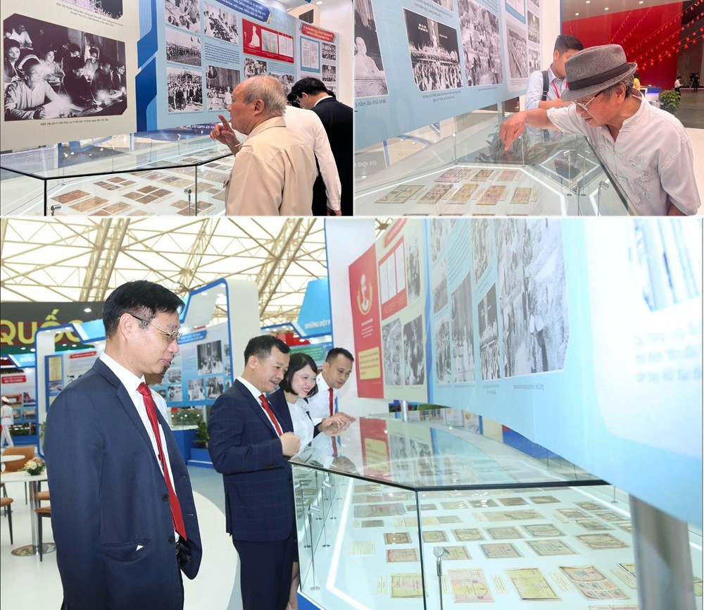 Các cán bộ lão thành và nhiều khách thăm quan hào hứng với không gian trưng bày chủ đề “Tự hào Tài chính Việt Nam”, giới thiệu chặng đường 80 năm xây dựng và phát triển của ngành Tài chính.