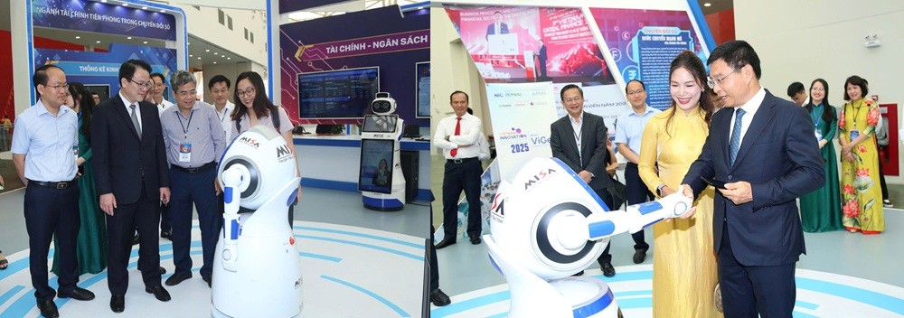 Lãnh đạo Bộ Tài chính thăm không gian tương tác tài chính số.