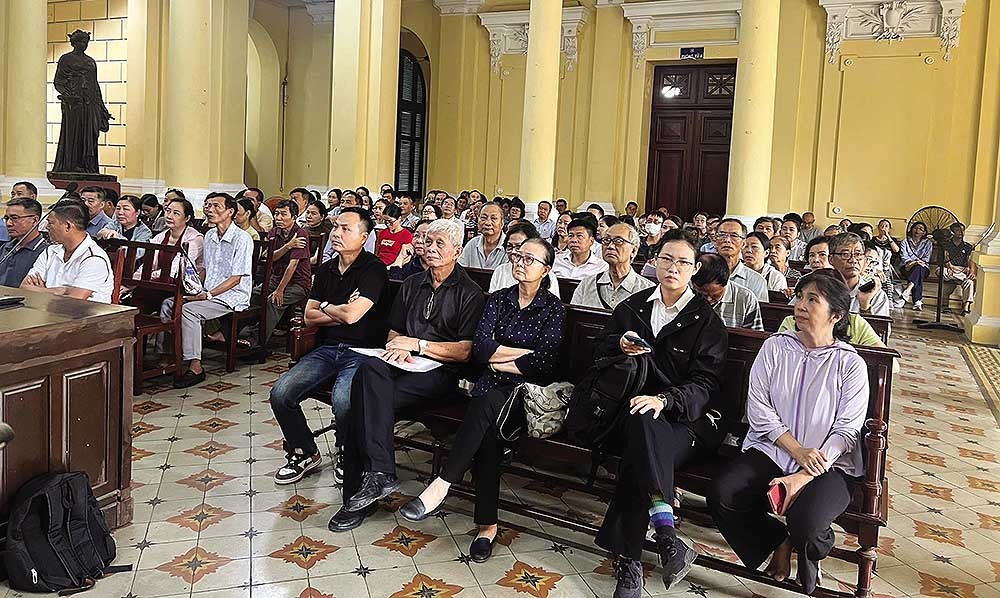 Các bị hại chăm chú chờ nghe phán quyết của Tòa án.