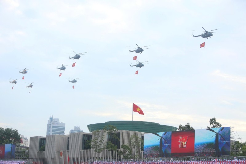 Đội hình trực thăng MI mang theo cờ Đảng, cờ Tổ quốc bắt đầu màn bay tập luyện cho tổng duyệt. Ảnh: Đức Minh