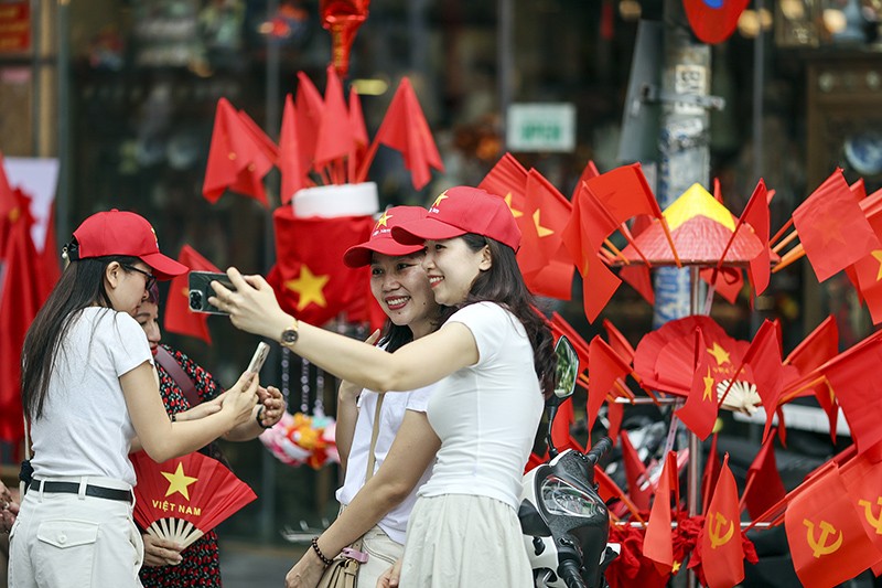 Mặc dù thời tiết trong ngày cuối tuần bị ảnh hưởng bởi cơn bão số 5, nhưng vẫn không ngăn nổi sự háo hức của người dân đối với ngày lễ trọng đại.