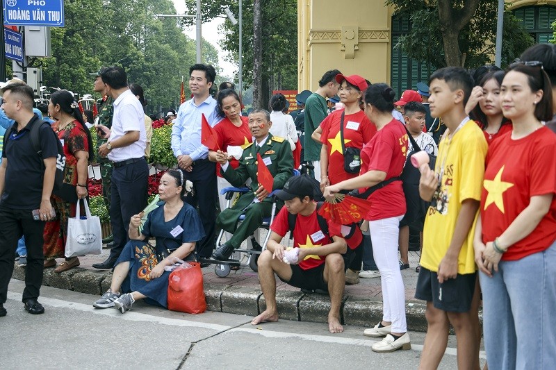 Một cựu chiến binh được người nhà đưa đến từ sớm, và nhận được sự giúp đỡ của nhiều người dân