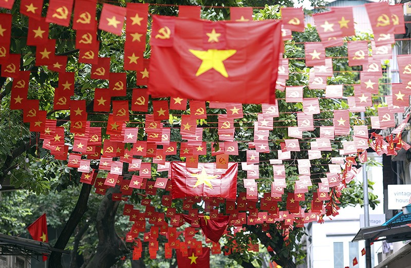 Khắp các con phố của Thủ đô, sắc đỏ của cờ Đảng, cờ Tổ quốc tung bay phấp phới
