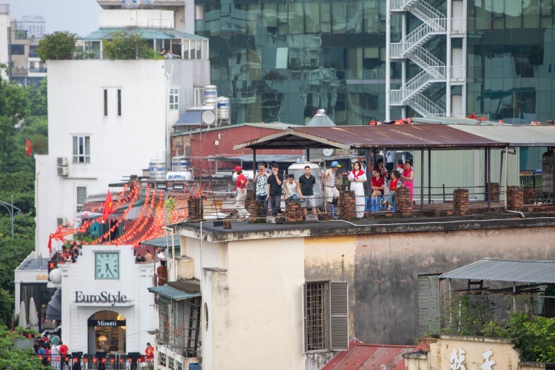 Không chỉ các vị trí dưới đường, ngay cả các tầng áp mái của các ngôi nhà có vị trí dễ quan sát cũng đều không còn chỗ trống. Ảnh: Minh Hà