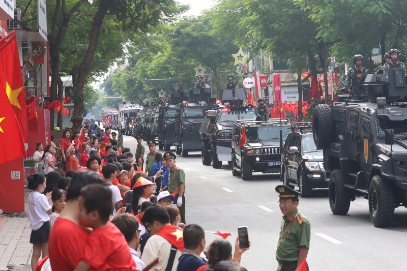Các phương tiện đặc chủng của lực lượng công an diễu hành qua phố Nguyễn Thái Học. Ảnh: Dũng Minh