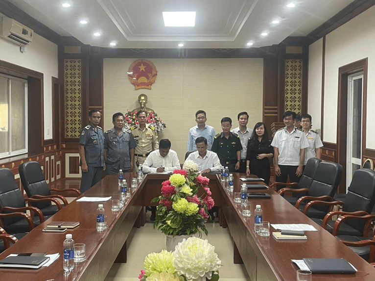 Đại diện Ban Quản lý Khu kinh tế tỉnh Gia Lai và Văn phòng Quản lý Cửa khẩu Quốc tế Oyadav, Vương quốc Campuchia ký biên bản ghi nhớ về bảo đảm lưu thông hàng hóa qua cửa khẩu.