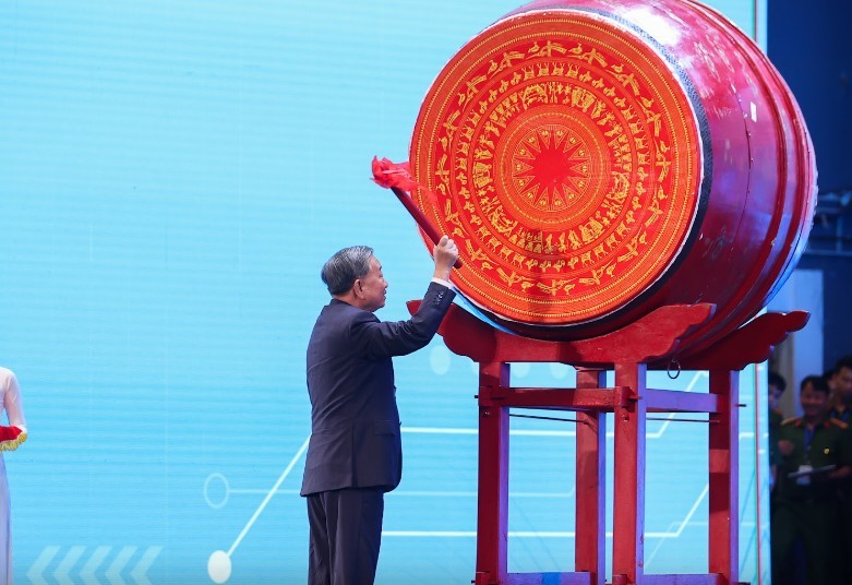 Tổng Bí thư Tô Lâm đánh trống khai giảng năm học 2025 - 2026. Ảnh: VGP/Nhật Bắc