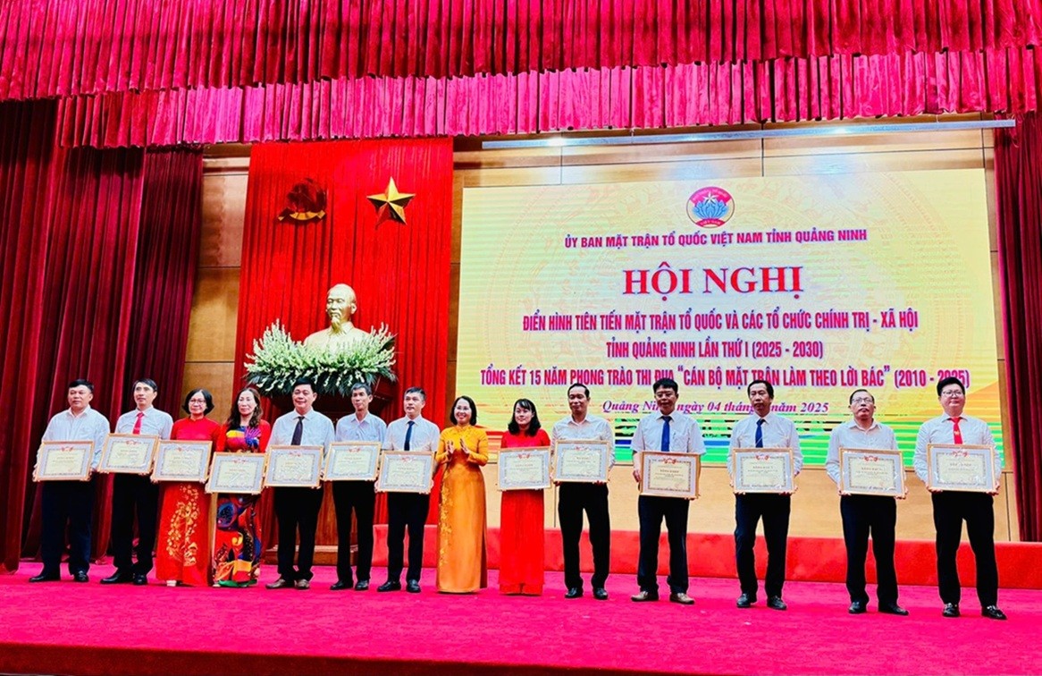 Bà Trịnh Thị Minh Thanh, Phó bí thư Thường trực Tỉnh uỷ Quảng Ninh trao Bằng khen cho 14 tập thể xuất sắc trong các phong trào thi đua. Ảnh: Thanh Tùng