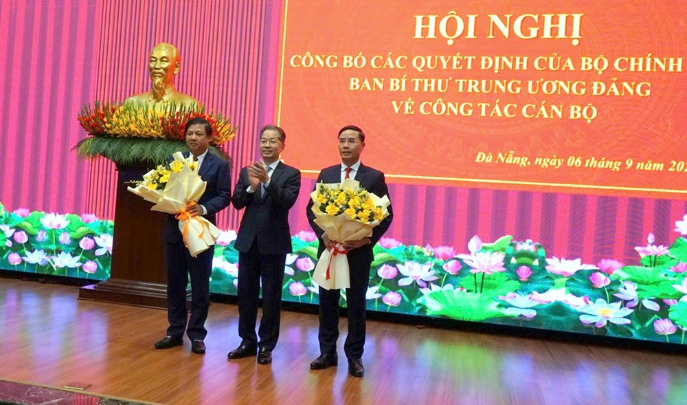 Ông Nguyễn Văn Quảng, Phó tổng thanh tra thường trực Thanh tra Chính phủ, nguyên Bí thư Thành ủy Đà Nẵng tặng hoa chúc mừng ông Lương Nguyễn Minh Triết và ông Phạm Đức Ấn.