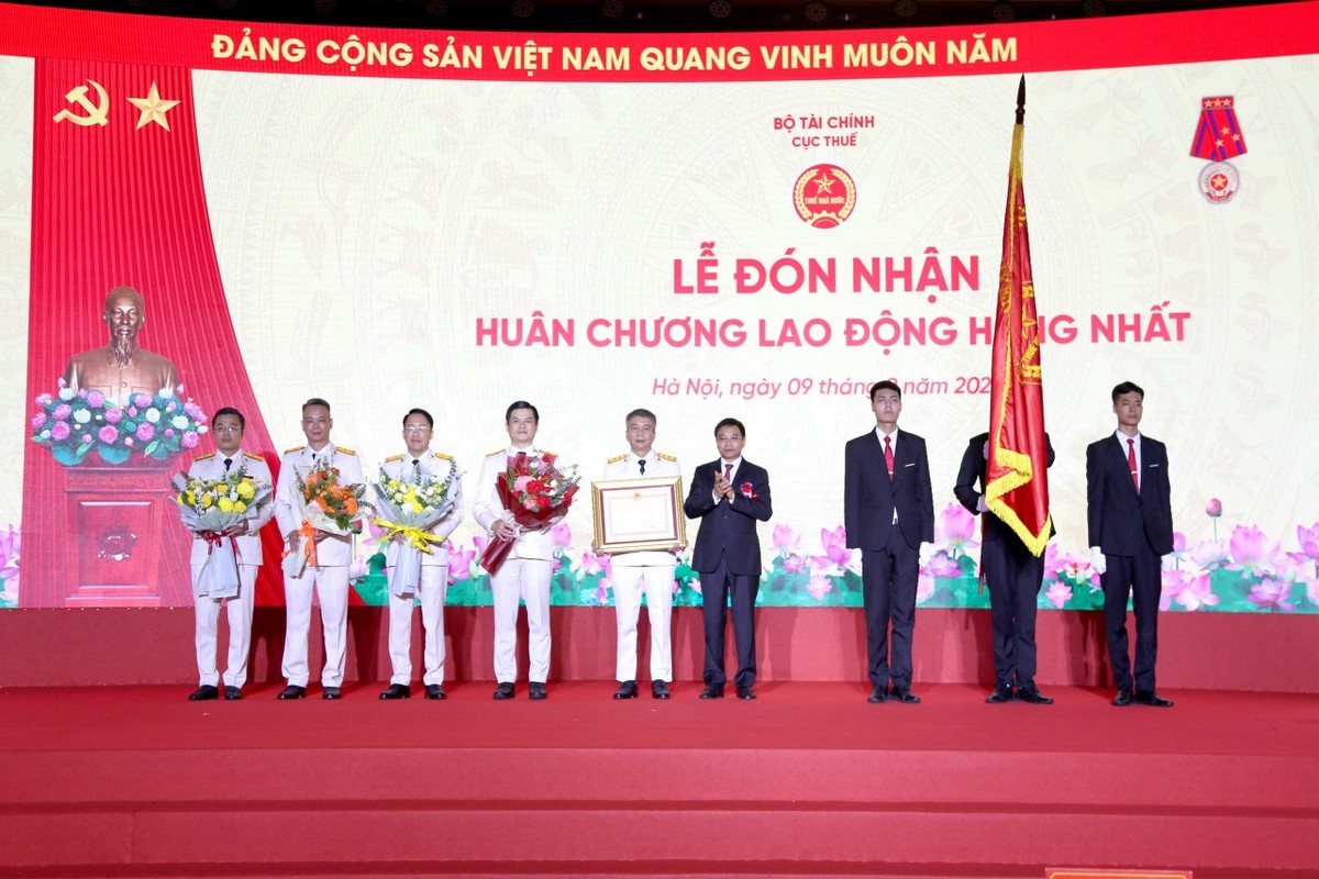 Thừa uỷ quyền của Chủ tịch nước, tại lễ kỷ niệm 80 năm ngành truyền thống ngành Thuế, Bộ trưởng Bộ Tài chính Nguyễn Văn Thắng đã trao Huân chương Lao động Hạng nhất cho Cục Thuế. Ảnh: Đức Minh. Thừa uỷ quyền của Chủ tịch nước, tại lễ kỷ niệm 80 năm ngành truyền thống ngành Thuế, Bộ trưởng Bộ Tài chính Nguyễn Văn Thắng đã trao Huân chương Lao động Hạng nhất cho Cục Thuế. Ảnh: Đức Minh.