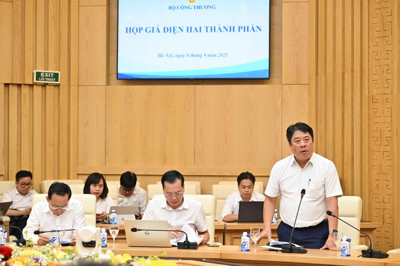 Tổng giám đốc EVN Nguyễn Anh Tuấn đề xuất áp dụng giá điện 2 thành phần cho khách hàng tiêu thụ điện từ 200.000 kwh/tháng trở lên, đấu nối cấp điện áp từ 22 kV trở lên. Tổng giám đốc EVN Nguyễn Anh Tuấn đề xuất áp dụng giá điện 2 thành phần cho khách hàng tiêu thụ điện từ 200.000 kwh/tháng trở lên, đấu nối cấp điện áp từ 22 kV trở lên.