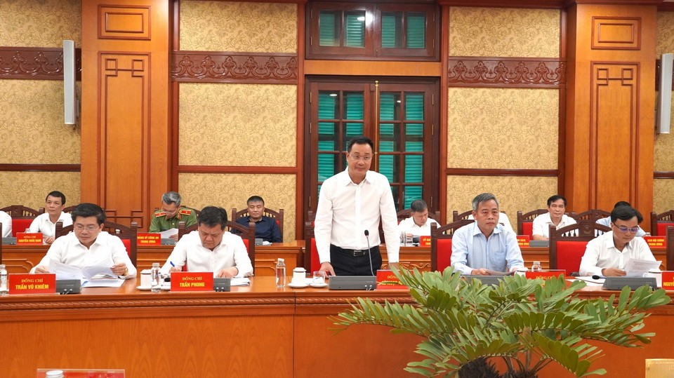 Bí thư Tỉnh ủy Quảng Trị Lê Ngọc Quang báo cáo công tác chuẩn bị Đại hội đại biểu Đảng bộ tỉnh lần thứ I, nhiệm kỳ 2025-2030. Ảnh: Quốc Việt