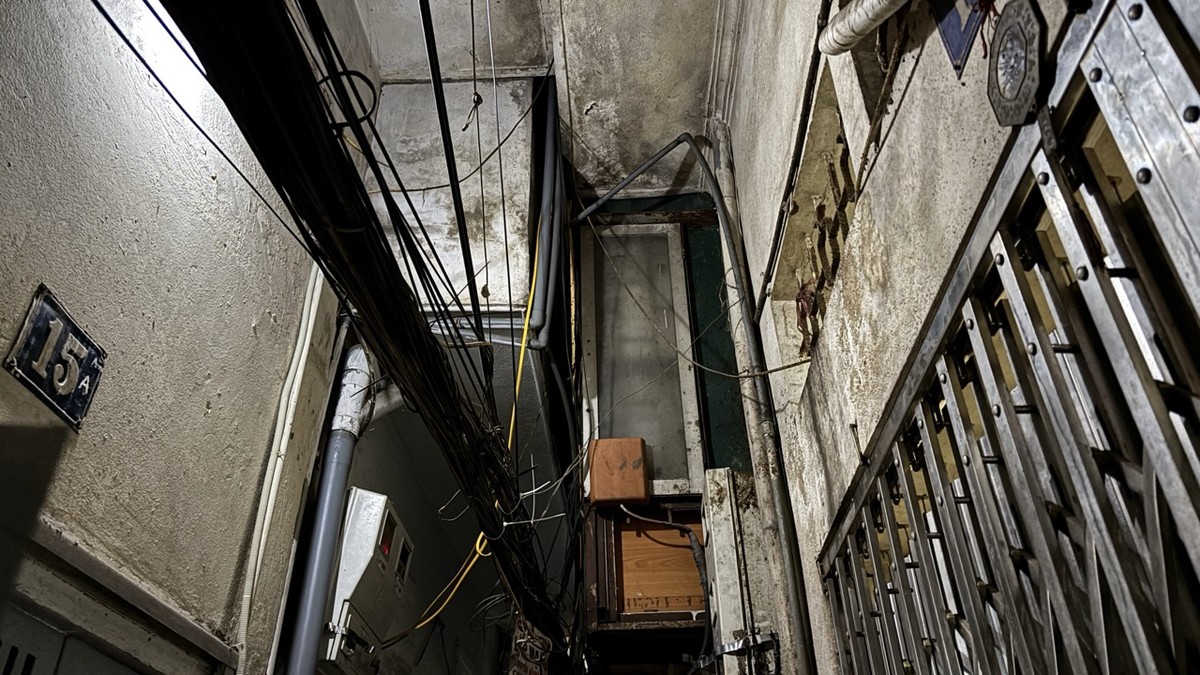 Không lãng mạn như câu hát "ngõ nhỏ, phố nhỏ, nhà tôi ở đó", sự ngột ngạt, ẩm thấp và tối tăm mới là hiện thực tại nơi này.