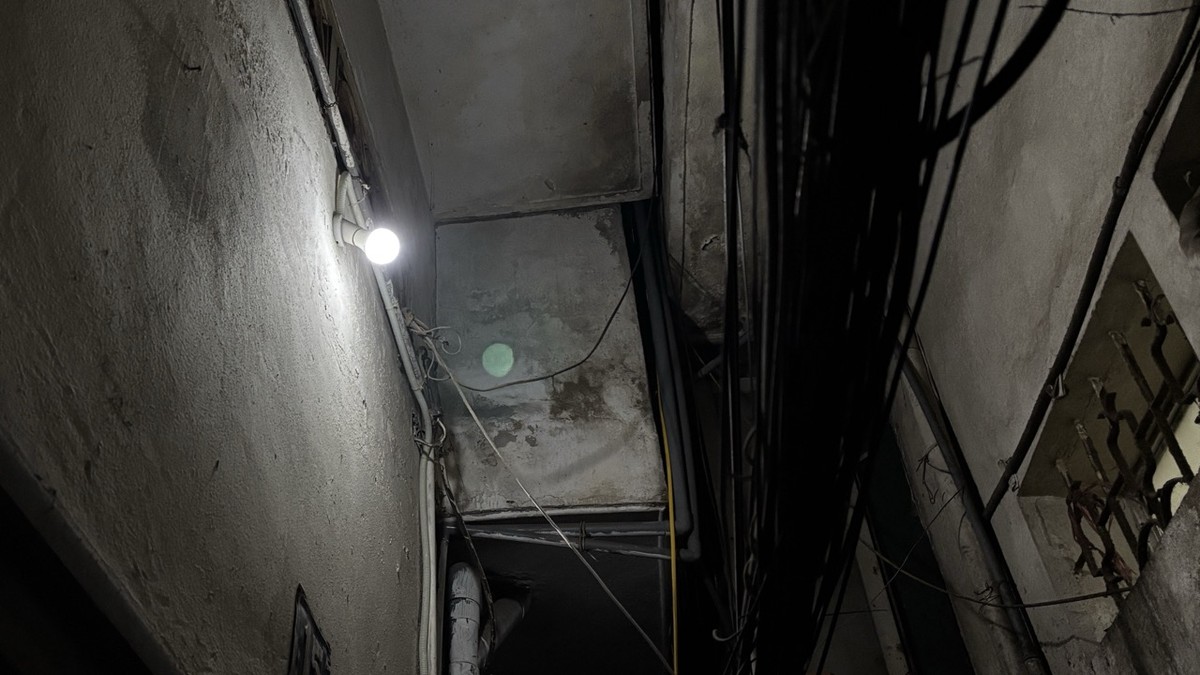 Một số hộ dân phải lắp thêm bóng đèn cảm ứng chuyển động trước cửa nhà.