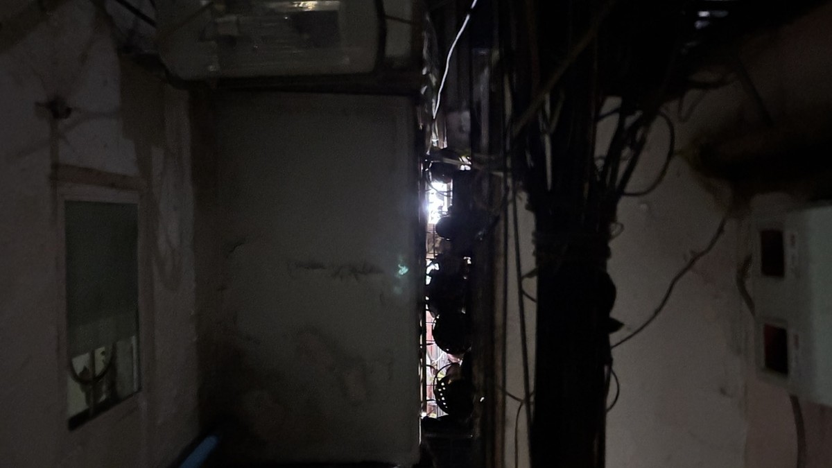 Phần cơi nới của các căn nhà được nhô ra hết cỡ. Khoảng cách giữa hai nhà chỉ khoảng hơn một gang tay.