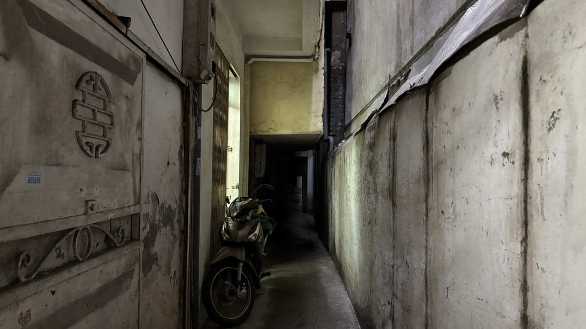 Để tận dụng tối đa diện tích, chủ căn nhà sơn màu vàng đã thiết kế trần tầng 1 khá thấp. Nếu một người cao 1m8 đi qua, nhiều khả năng họ sẽ phải cúi đầu.