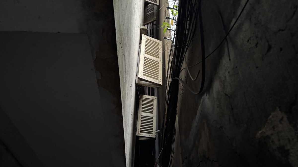 Những chiếc cửa sổ có cũng như không, khi tầm nhìn duy nhất chỉ là bức tường nhà bên cạnh.