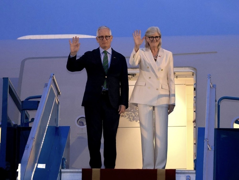 Toàn quyền Australia và Phu quân đến Hà Nội vào tối 9/9. Ảnh: Tuấn Anh.