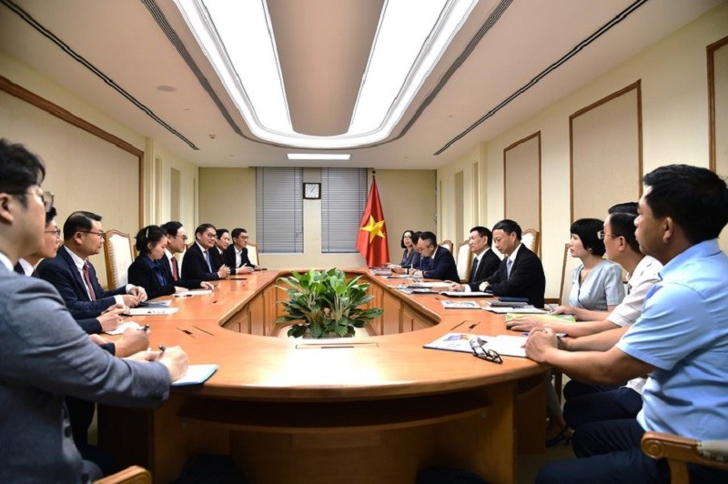 THACO và Hyundai Rotem đã trình bày với Phó thủ tướng Hồ Đức Phớc về kế hoạch phát triển đường sắt tốc độ cao. Ảnh: VGP/Trần Mạnh.