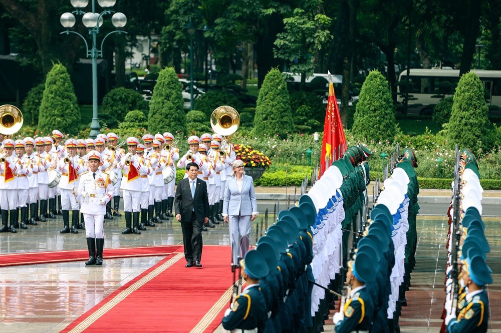 Chủ tịch nước Lương Cường và Toàn quyền Australia Sam Mostyn duyệt đội danh dự Quân đội nhân dân Việt Nam. Ảnh: Đức Thanh.