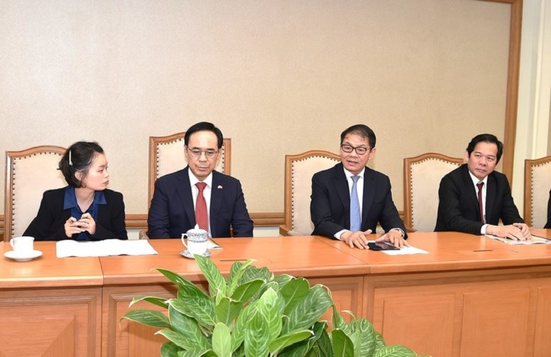 Chủ tịch THACO Trần Bá Dương (thứ 2 từ phải sang) và ông Lee Yong-bae, Tổng giám đốc Hyundai Rotem (thứ ba từ phải sang) tại buổi gặp. Ảnh: VGP/Trần Mạnh