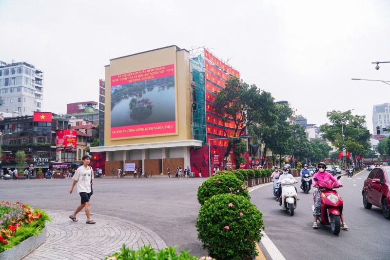Du khách quốc tế thong dong dạo bước trong không gian mới của quảng trường, tận hưởng bầu không khí trong lành và thoáng rộng.