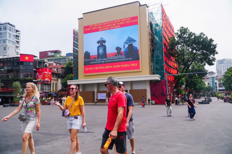 Nhiều người dân thích thú chụp ảnh tại khu vực quảng trường Đông Kinh - Nghĩa Thục sau chỉnh trang phân kỳ 1