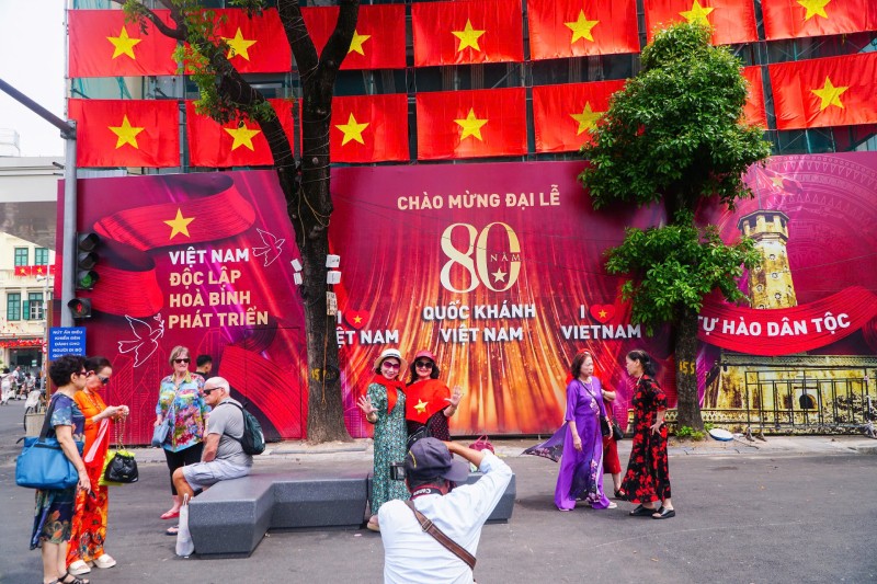 Người dân Thủ đô hào hứng chụp ảnh lưu niệm tại quảng trường Đông Kinh Nghĩa Thục sau khi được chỉnh trang.