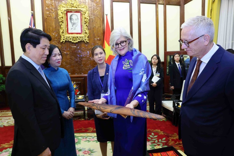 Chủ tịch nước Lương Cường và Phu nhân cùng Toàn quyền Australia Sam Mostyn và Phu quân trao tặng vật phẩm tại buổi chiêu đãi.