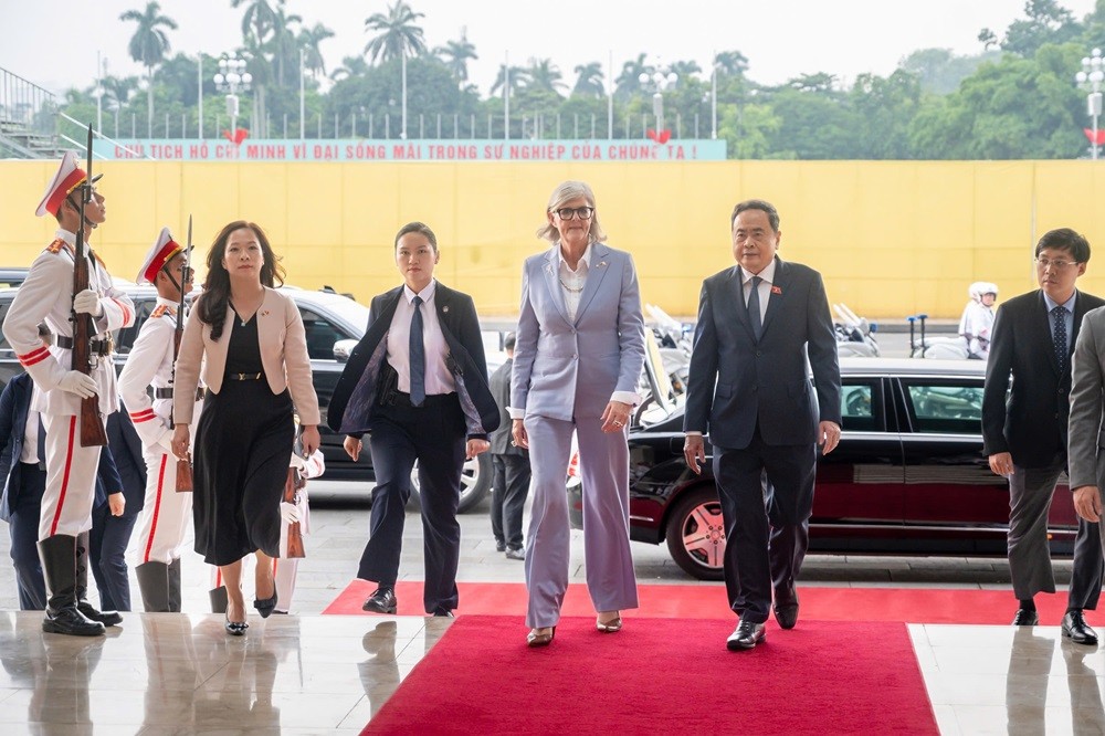 Rời trụ sở Chính phủ, Đoàn đã có mặt tại tòa nhà Quốc hội và hội kiến Chủ tịch Quốc hội Trần Thanh Mẫn.