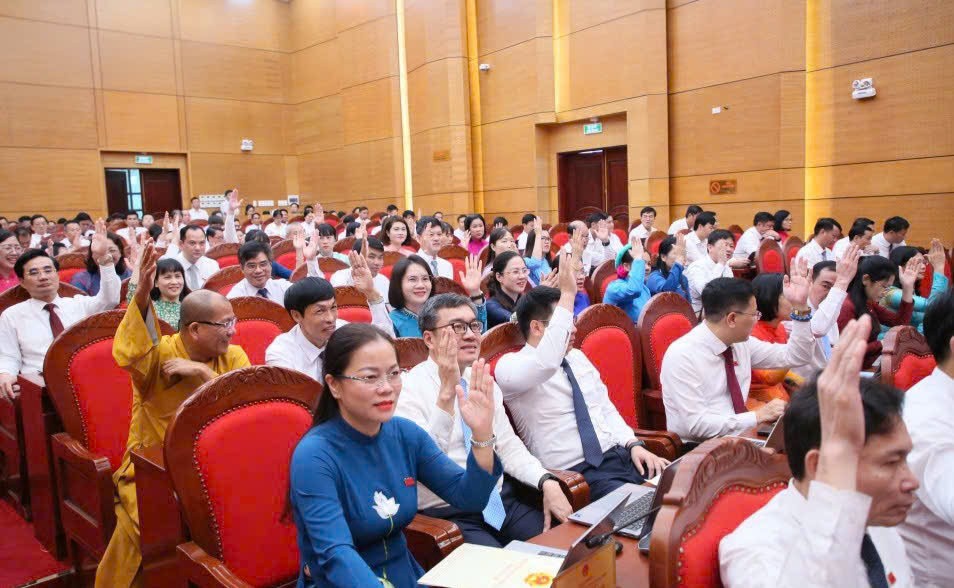 Kỳ họp đã thông qua 14 nghị quyết với sự thống nhất của 100% đại biểu HĐND tỉnh dự họp. Ảnh: QMG