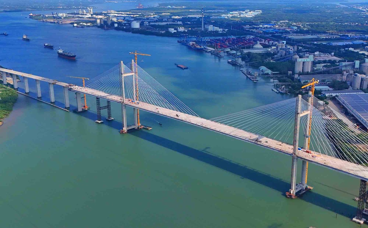 Cầu Bình Khánh có tĩnh không thông thuyền 55 m, đây là mức tĩnh không cao nhất Việt Nam hiện nay. Được thiết kế để cho phép tàu biển trọng tải lớn (khoảng 30.000 DWT) ra vào sông Soài Rạp, phục vụ cảng Hiệp Phước và hệ thống cảng biển TP.HCM.