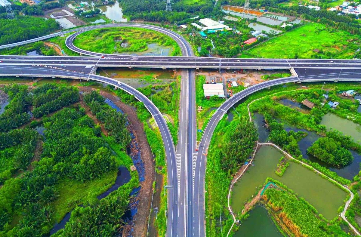 Cao tốc Bến Lức - Long Thành có chiều dài 57,8 km, đi qua địa phận TP.HCM và Đồng Nai. Đầu năm 2025, Tổng công ty Phát triển đường cao tốc Việt Nam (VEC) đã tổ chức thông xe, đưa vào khai thác gần 30 km trên hai đoạn: từ nút giao cao tốc TP.HCM - Trung Lương đến nút giao Nguyễn Văn Tạo và từ nút giao Phước An đến nút giao Quốc lộ 51.