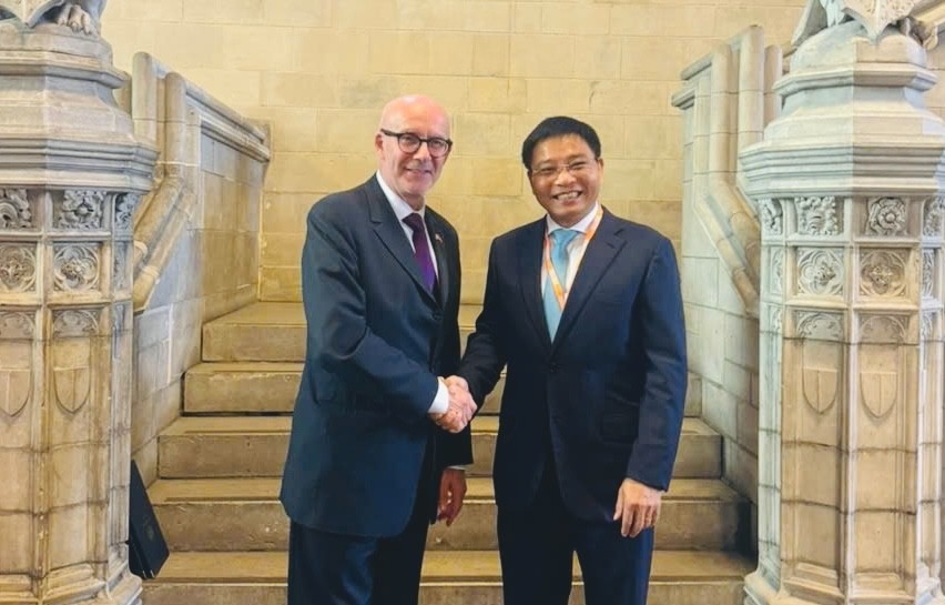 Bộ trưởng Bộ Tài chính Nguyễn Văn Thắng và ngài Matt Western.