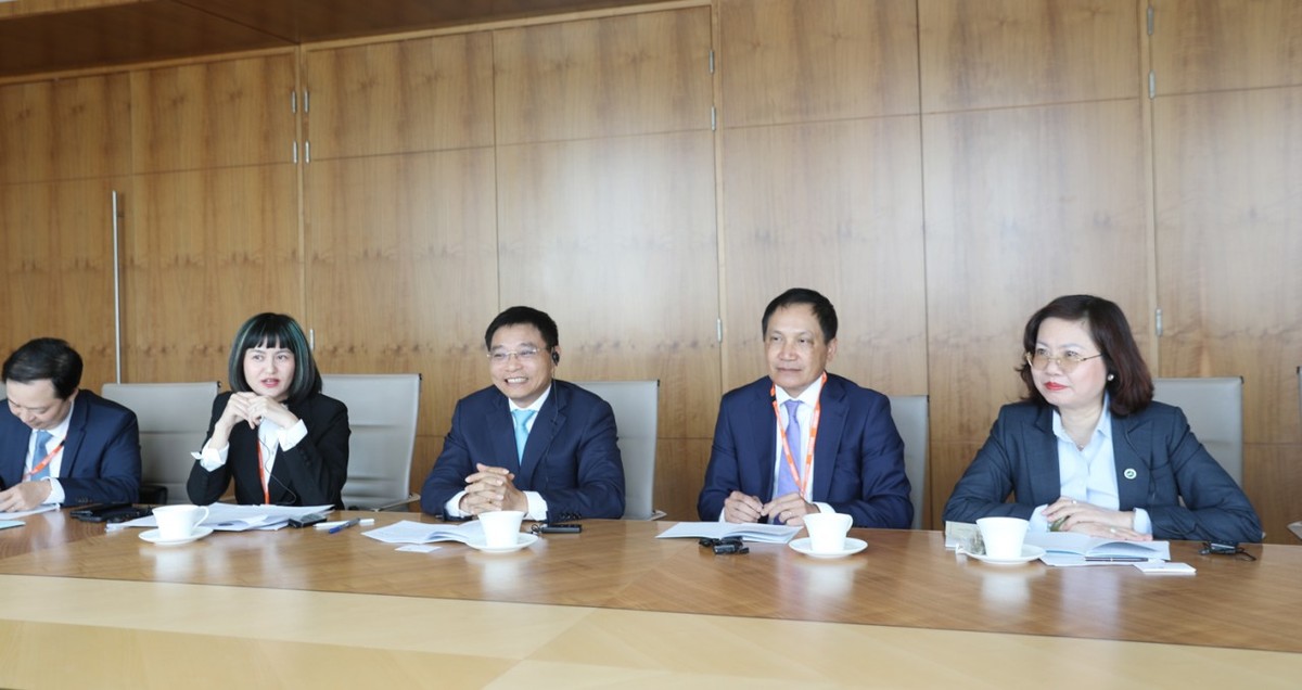 Bộ trưởng Nguyễn Văn Thắng (thứ 3, từ phải qua) tại buổi làm việc với Sở Giao dịch Chứng khoán London. Ảnh: Duy Thái.