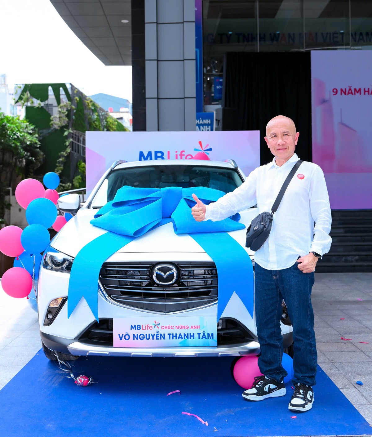 Khách hàng Võ Nguyễn Thanh Tâm - khách hàng thuộc chi nhánh Quận 5 - TP. Hồ Chí Minh cùng giải thưởng ô tô Madza CX3.