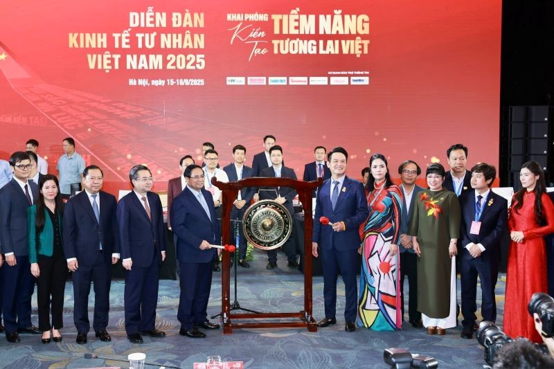 Nghi thức Thủ tướng Chính phủ và Chủ tịch VPSF 2025 thực hiện đánh cồng. Ảnh: Chí Cường Nghi thức Thủ tướng Chính phủ và Chủ tịch VPSF 2025 thực hiện đánh cồng. Ảnh: Chí Cường