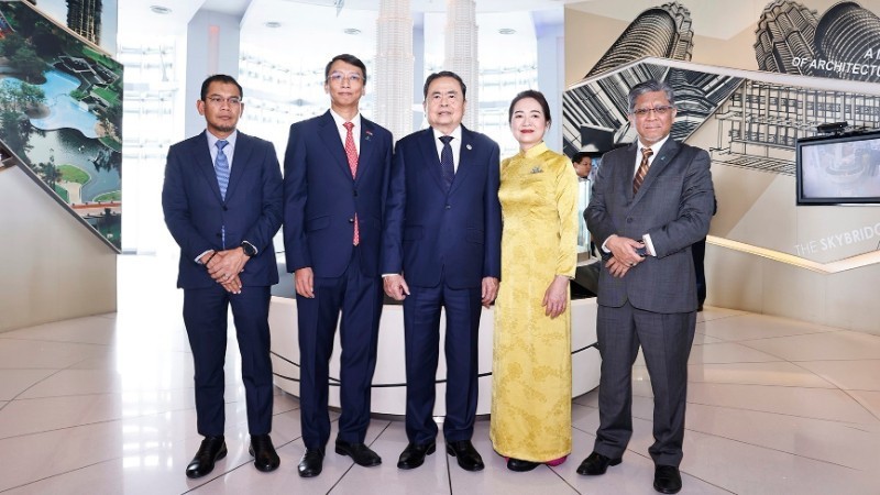 Chủ tịch Quốc hội Trần Thanh Mẫn và Phu nhân thăm trụ sở và làm việc với Tập đoàn Petronas. Ảnh: Doãn Tấn.