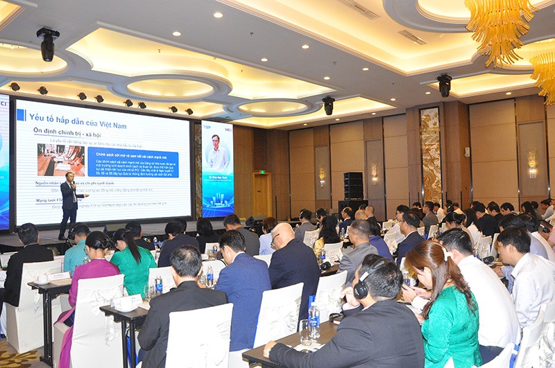 Ông Phạm Ngọc Thạch - Phó Trưởng Ban Pháp chế, Liên đoàn Thương mại và Công nghiệp Việt Nam trình bày tham luận tại Hội thảo.